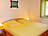 Schlafzimmer mit Doppelbett