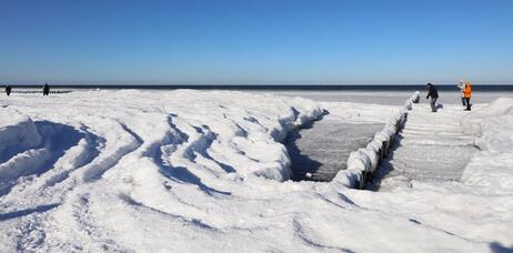 Buhnenreihe mit dünnem Eis (2021) - gefährliche Aktion