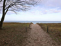 Baabe Strandzugang 10 (Aufnahme im Februar)