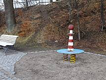 Spielplatz Goor, Putbus Ortsteil Lauterbach - Wackelplatte an der Promenade, auf dem Weg zum Spielplatz