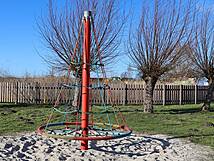 Spielplatz Thiessow, An der Feuerwehr - Kletternetzpyramide