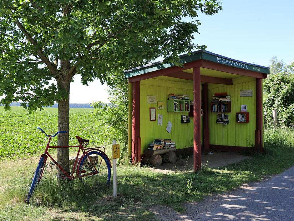 Buchhaltestelle Groß Grenz & Buch-Tausch-Börse in Benitz