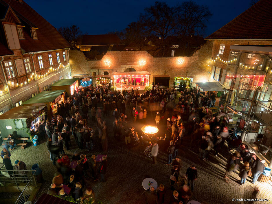 Historischer Weihnachtsmarkt auf der Burg Neustadt-Glewe