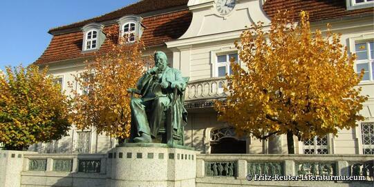 Fritz-Reuter-Literaturmuseum - Fritz-Reuter-Denkmal vor dem Museum