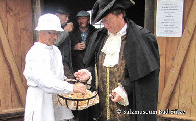 Salzmuseum Bad Sülze - Siedemeister und Salzgraf mit frischgesiedetem Sülzer Siedsalz