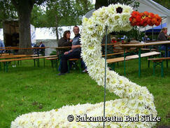 Dahlienfest in Bad Sülze - Dahliengesteck Schwan