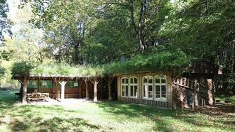 Interaktiver Lehrpfad - Erlebnispfad Trebeltal - kleines Klassenzimmer im Holzhaus