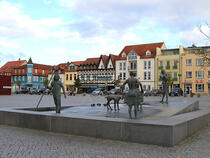 Marktplatzbrunnen Ribnitz - Bernsteinfischer mit Familie