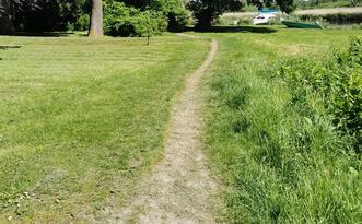 Historischer Rundgang Damgarten - Pfad neben dem Gutshaus Pütnitz