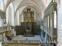 Klosterkirche Ribnitz - Altar, Orgel und Gestühl im Kirchenschiff