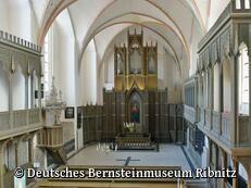 Klosterkirche Ribnitz - Altar, Orgel und Gestühl im Kirchenschiff