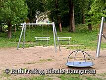 Spielplatz Ribnitz "Am Bleicherberg" - Drehkranz-Karussell, Schaukeln