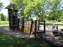 Spielplatz Damgarten Pütnitzer Straße - Kletterwand, Wackelbrücke