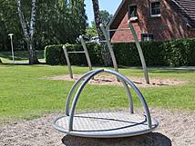Spielplatz Damgarten, Theodor-Fontane-Straße- Drehkarussel, Reckstangen