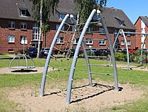 Spielplatz Damgarten, Theodor-Fontane-Straße - Kombigerät: Kletternetz, Kletterstangen