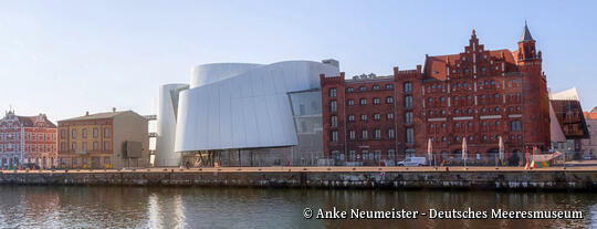 OZEANEUM Stralsund Aussenansicht Hafenseite - Deutsches Meeresmuseum