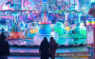 Stralsund: Neuer Markt: Rummelspaß und Eisbahn