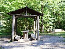 Waldspielplatz Bremerhagen - überdachter Picknick-Platz