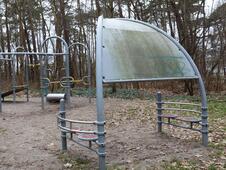 Aktivpark Boltenhagen, Waldpromenade – Sitzmöglichkeit mit Sonnensegel