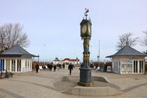 Jugendstiluhr vor der Ahlbecker Seebrücke