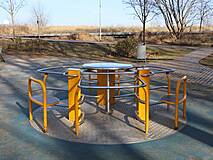 Mehrgenerationenspielplatz in Kölpinsee - Drehkarussell