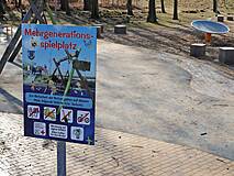 Mehrgenerationenspielplatz in Kölpinsee - Spielplatzschild