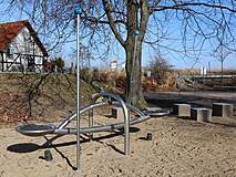 Mehrgenerationenspielplatz in Kölpinsee - Wippe