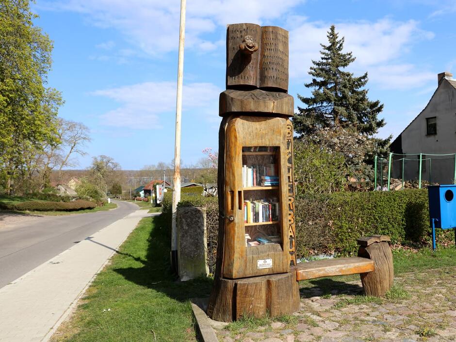 Bücherbaum vor dem Schloss Pudagla