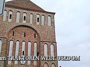 Mit dem Porsche am Stadttor von Usedom.