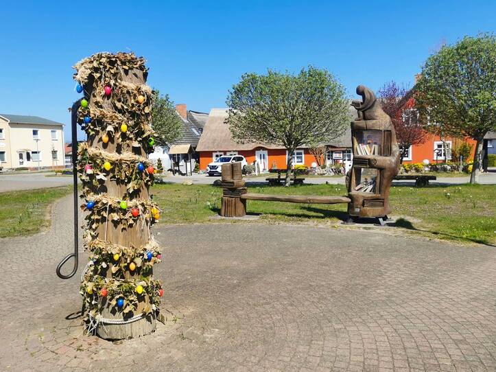 Dorfplatz Zempin - Osterschmuck