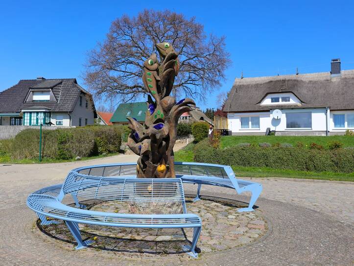 Hafen Zempin - Sitzrondell mit kunstvollem "Baum"