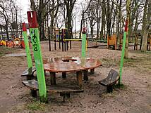 Kinderspielplatz Drachenburg Zinnowitz - Tisch, Sitzmöglichkeit