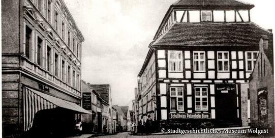 Das Foto zeigt das Restaurant "Zur goldenen Traube" im Jahr 1910. Ab 1955 wurde das Fachwerkhaus zum Museum der Stadt Wolgast umfunktioniert.