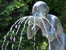 Brunnen »Die Trinkende«