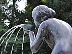 Rostocker Innenstadt: Brunnen "Die Trinkende", An den östlichen Wallanlagen, gegenüber vom Rosengarten