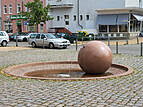 Brunnen "Granitkugel" in der Margaretenstraße
