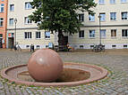 Brunnen "Granitkugel" in der Margaretenstraße