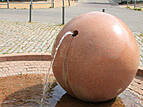 Brunnen "Granitkugel" in der Margaretenstraße
