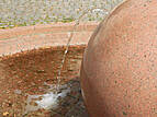Brunnen "Granitkugel" in der Margaretenstraße