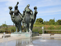 Brunnen "Sieben stolze Schwestern küsst das eine Meer"