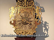 Kulturhistorisches Museum Rostock - Frisenuhr auf Konsole 1778
