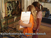 Kulturhistorisches Museum Rostock - Kinder vor dem Papietheater