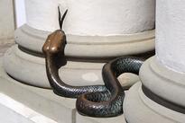 Schlangenplastik am Rathaus Rostock