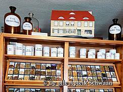 Apothekenmuseum "De olle Apteik" in Schwaan - Drogenkästen und -gefäße