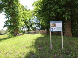 Künstlerpfad 2 - »Landschaft mit Friedhof«