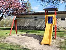 Spielplatz Thelkow, Unterdorf - Turm mit Rutsche und Schaukeln