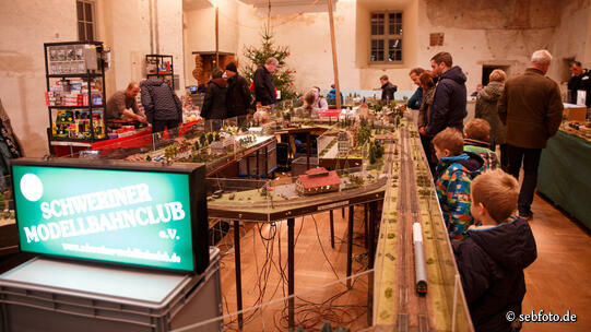 Modelleisenbahn-Ausstellung auf dem Historischen Weihnachtsmarkt auf der Burg Neustadt-Glewe