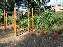 Fitnessgerät im Burgpark Plau Am See - Traingsstation mit Sprossen und Reckstangen