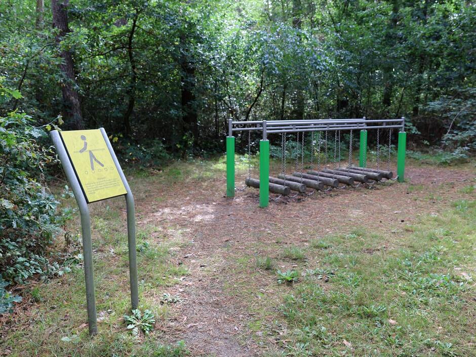 Sportgeräte im Quetziener Heilwald in Plau am See
