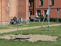Spielplatz an der Marienkirche in Plau am See - Drehkarussell, Surfgestell